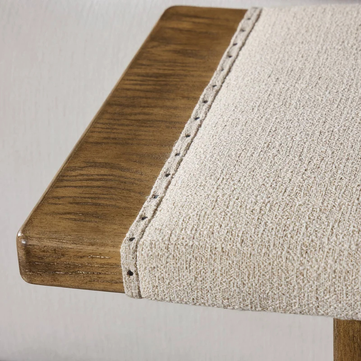 Banca Alejandro roble macizo asiento tapizado travesaño madera fabricación muebles personalizados Panamá Taylor Decor Design