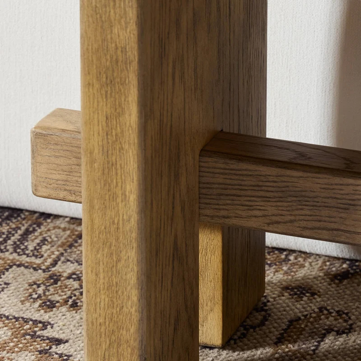 Banca Alejandro roble macizo asiento tapizado travesaño madera fabricación muebles personalizados Panamá Taylor Decor Design