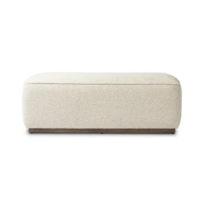 Banca Gabriel tapizada bouclé base roble macizo fabricación muebles personalizados Panamá Taylor Decor Design