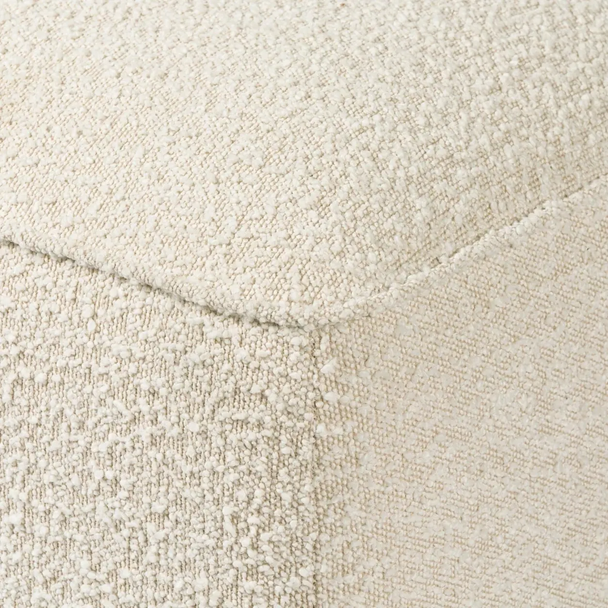 Banca Gabriel tapizada bouclé base roble macizo fabricación muebles personalizados Panamá Taylor Decor Design