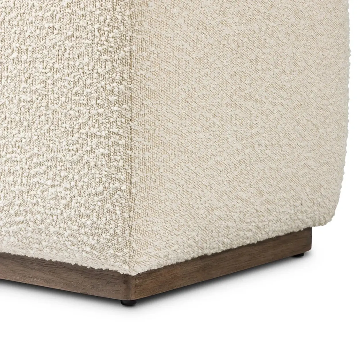 Banca Gabriel tapizada bouclé base roble macizo fabricación muebles personalizados Panamá Taylor Decor Design