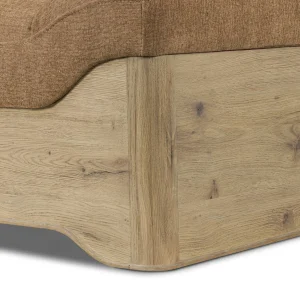 Chaise Emilio tapizada base roble asiento inclinado diseño escultórico fabricación muebles personalizados Panamá Taylor Decor Design