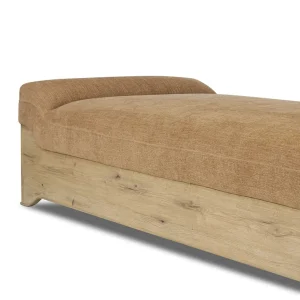 Chaise Emilio tapizada base roble asiento inclinado diseño escultórico fabricación muebles personalizados Panamá Taylor Decor Design