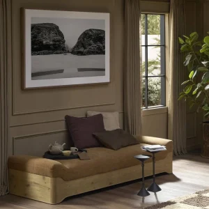 Chaise Emilio tapizada base roble asiento inclinado diseño escultórico fabricación muebles personalizados Panamá Taylor Decor Design