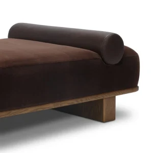 Chaise Thiago madera roble tapizada perfil bajo fabricación muebles personalizados Panamá Taylor Decor Design