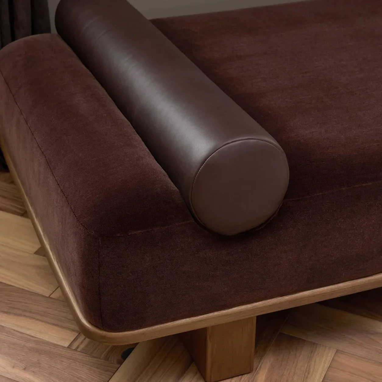 Chaise Thiago madera roble tapizada perfil bajo fabricación muebles personalizados Panamá Taylor Decor Design
