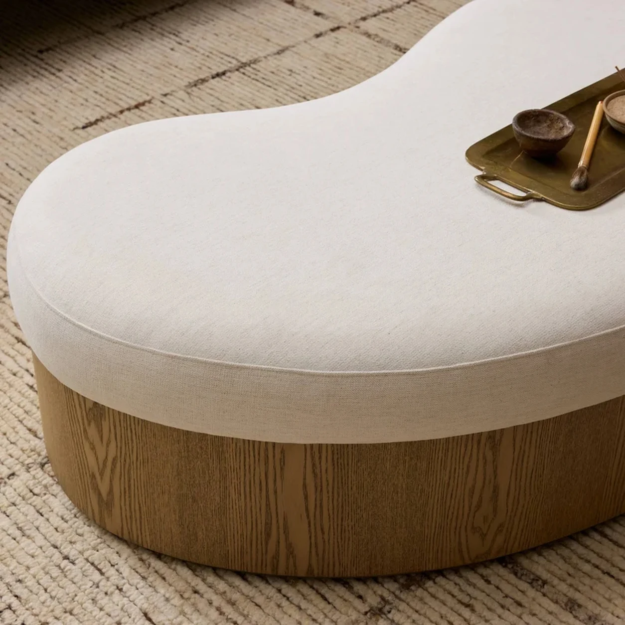 Ottoman Avelon orgánico tapizado base madera fabricación muebles personalizados Panamá Taylor Decor Design