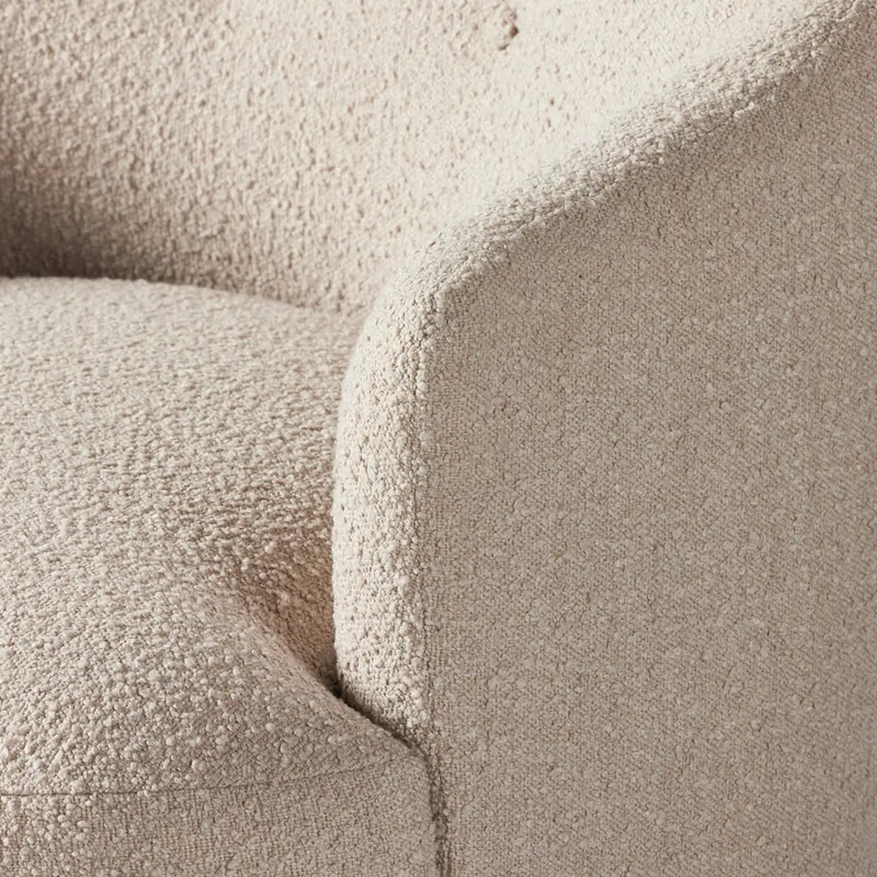 Poltrona Bruno tapizada patas madera torneada diseño clásico contemporáneo fabricación muebles personalizados Panamá Taylor Decor Design