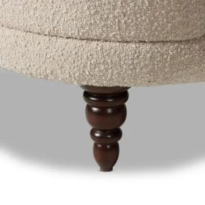 Poltrona Bruno tapizada patas madera torneada diseño clásico contemporáneo fabricación muebles personalizados Panamá Taylor Decor Design