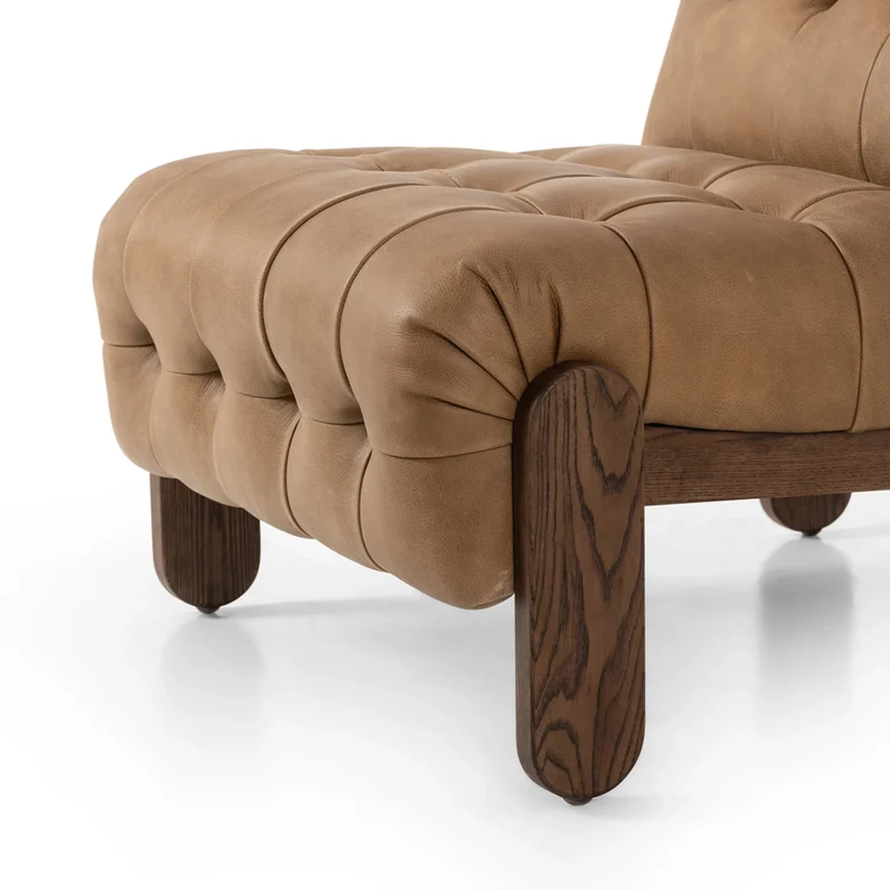 Poltrona Julián tapizado envolvente capitoné botones diseño escultórico fabricación muebles personalizados Panamá Taylor Decor Design