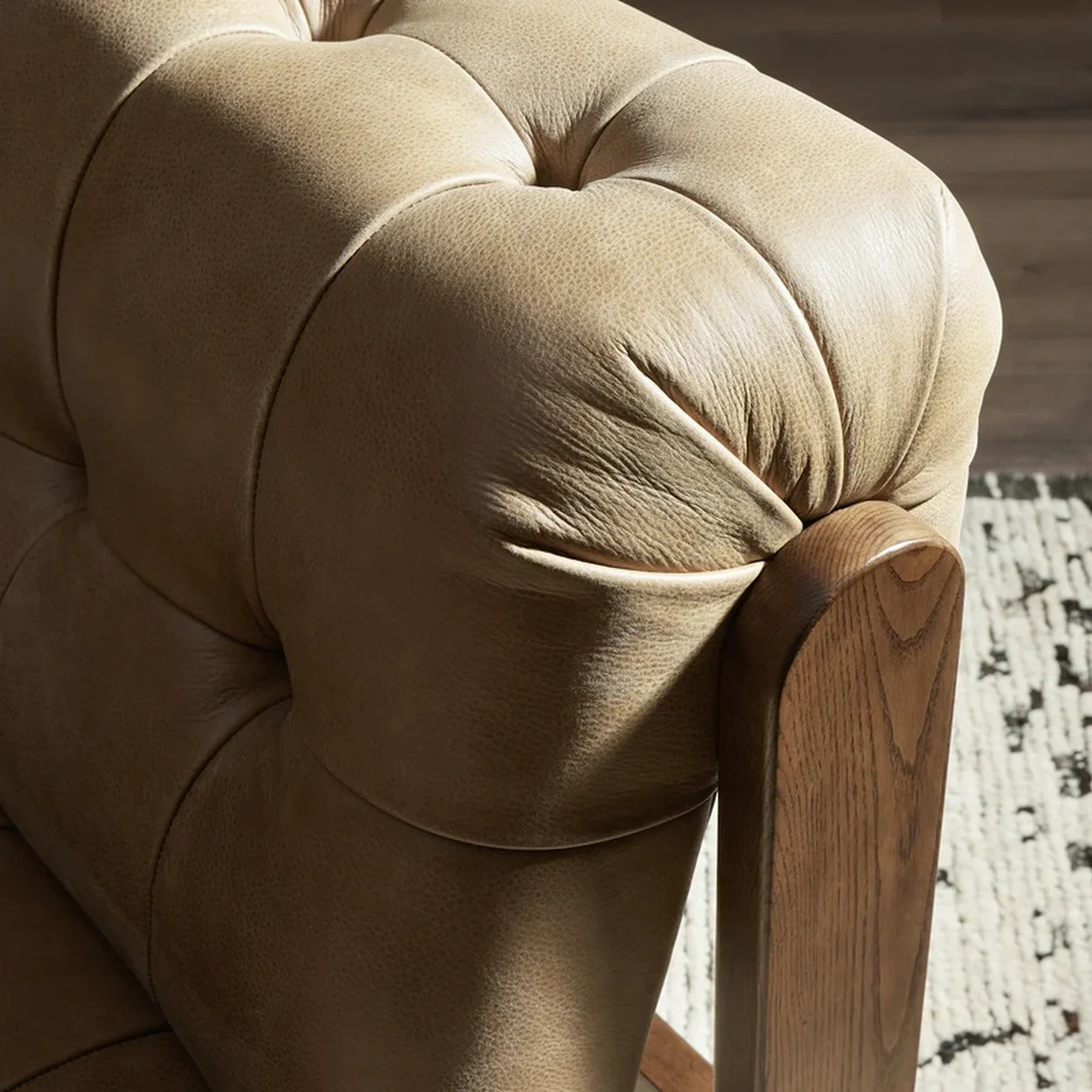 Poltrona Julián tapizado envolvente capitoné botones diseño escultórico fabricación muebles personalizados Panamá Taylor Decor Design