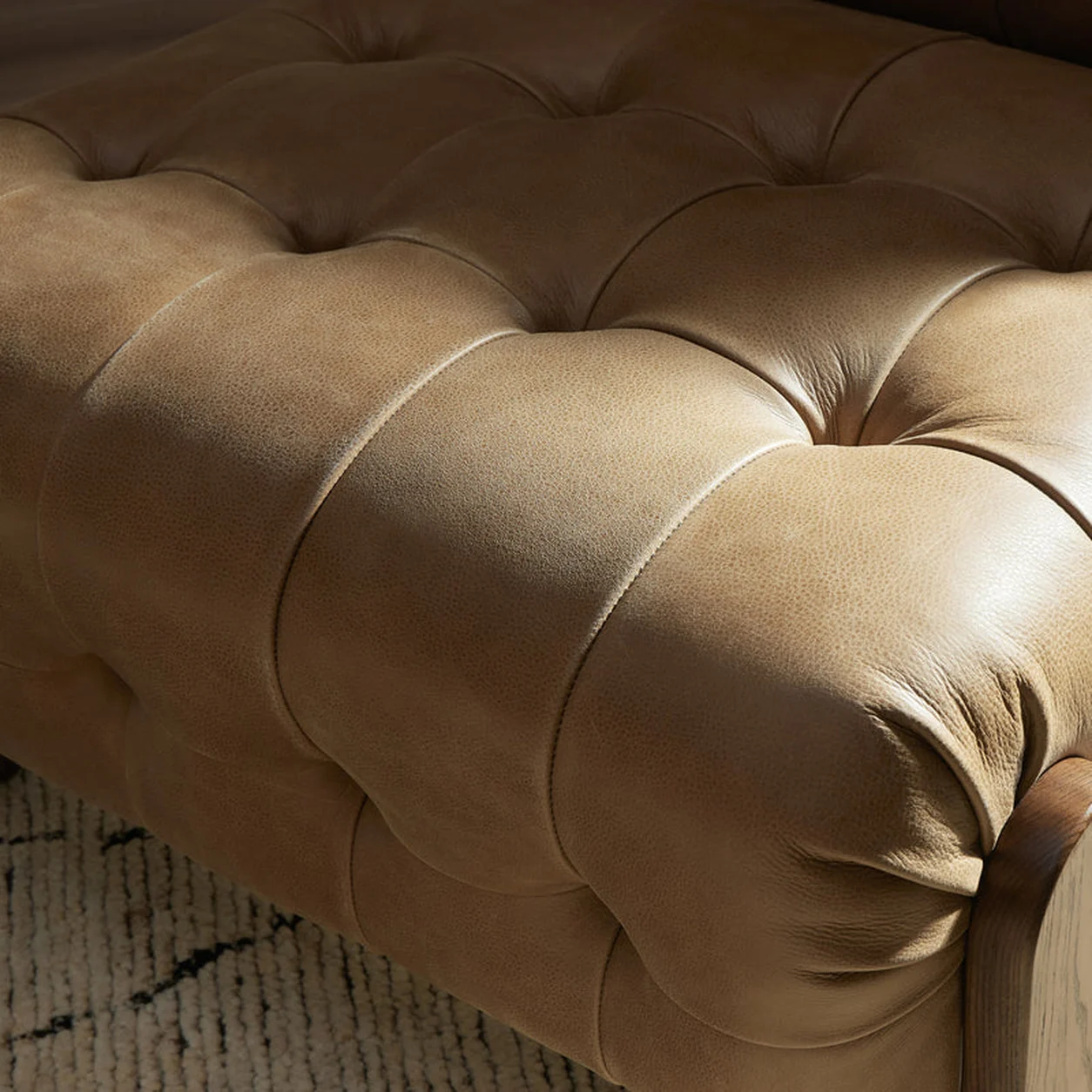 Poltrona Julián tapizado envolvente capitoné botones diseño escultórico fabricación muebles personalizados Panamá Taylor Decor Design