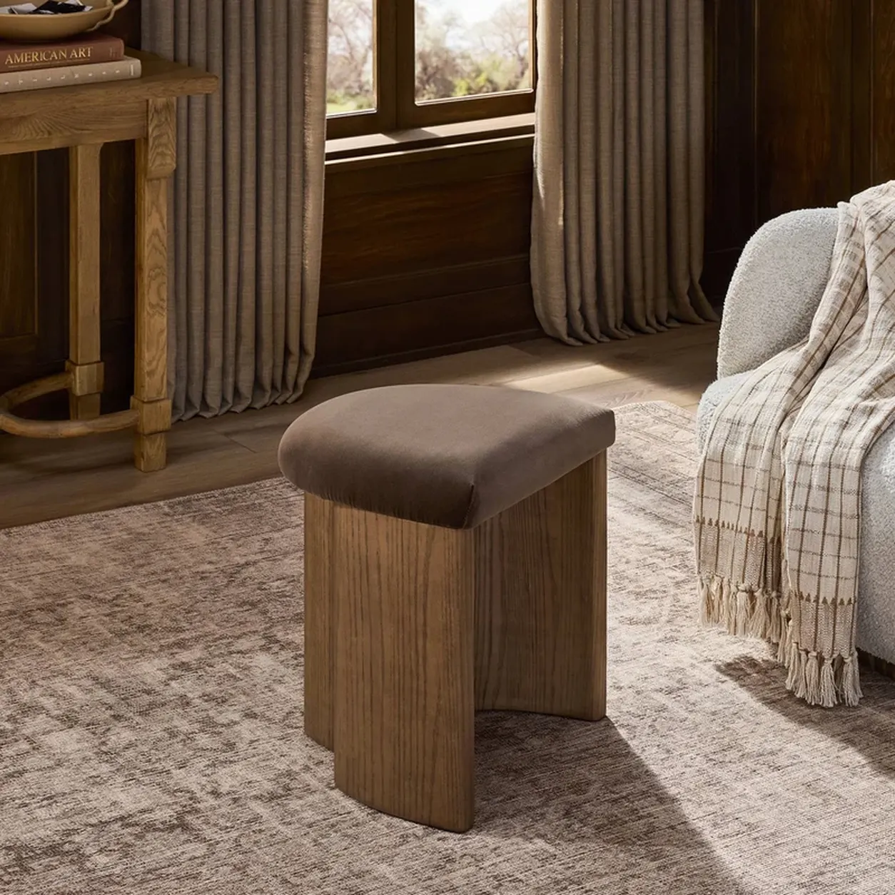 Taburete Narek tapizado base madera diseño escultórico fabricación muebles personalizados Panamá Taylor Decor Design