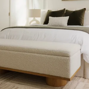 Banca Rodrigo almacenamiento tapizada bouclé patas cilíndricas roble macizo fabricación muebles personalizados Panamá Taylor Decor Design