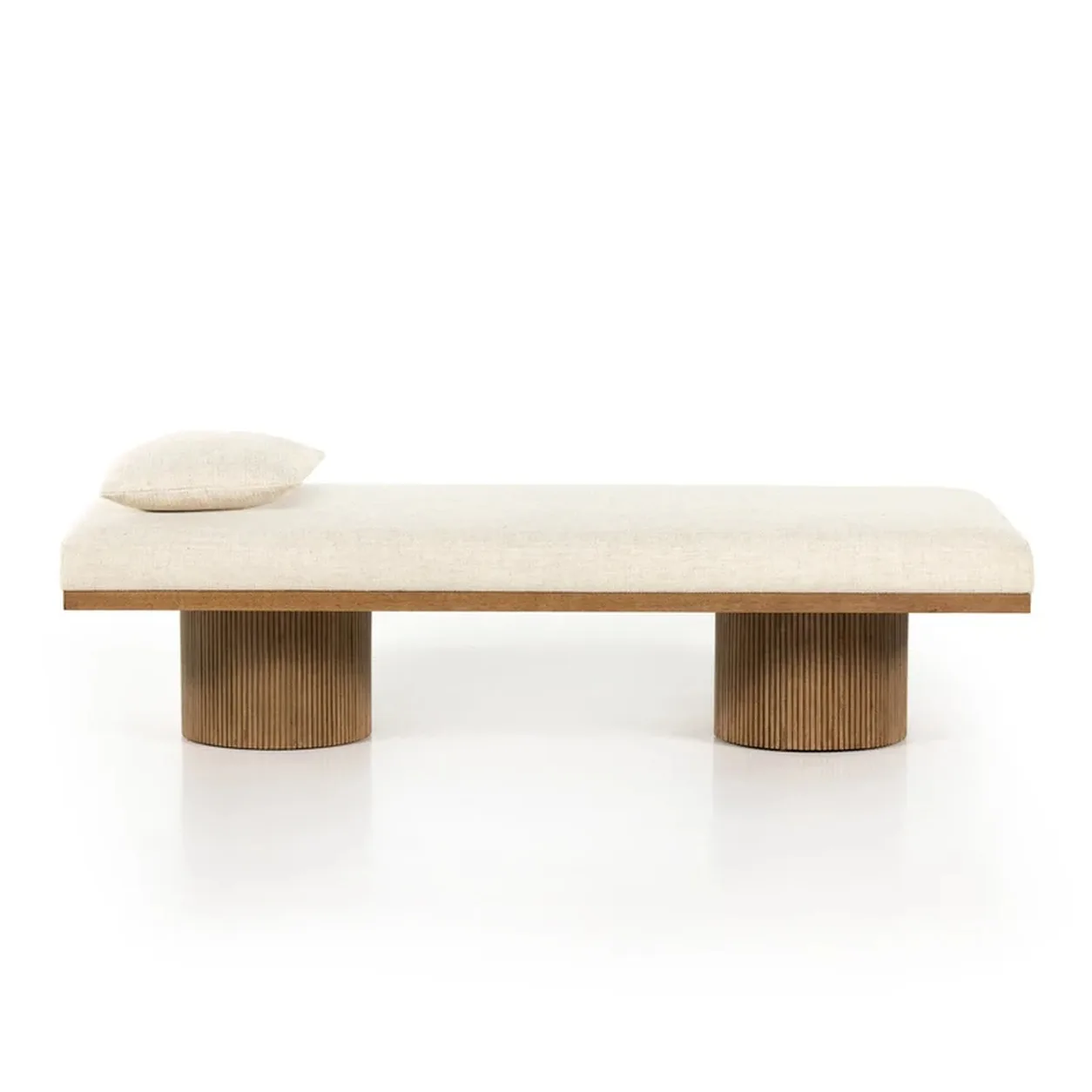 Chaise Damián roble macizo patas cilíndricas acanaladas tapizada diseño Mid Century fabricación muebles personalizados Panamá Taylor Decor Design