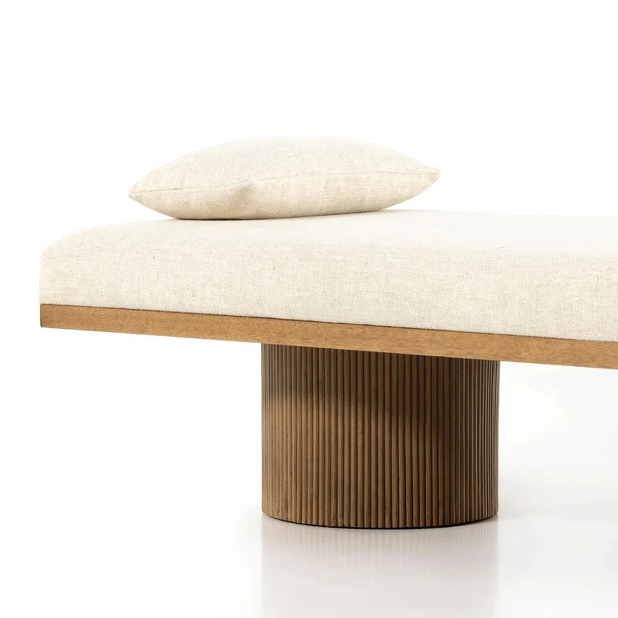 Chaise Damián roble macizo patas cilíndricas acanaladas tapizada diseño Mid Century fabricación muebles personalizados Panamá Taylor Decor Design